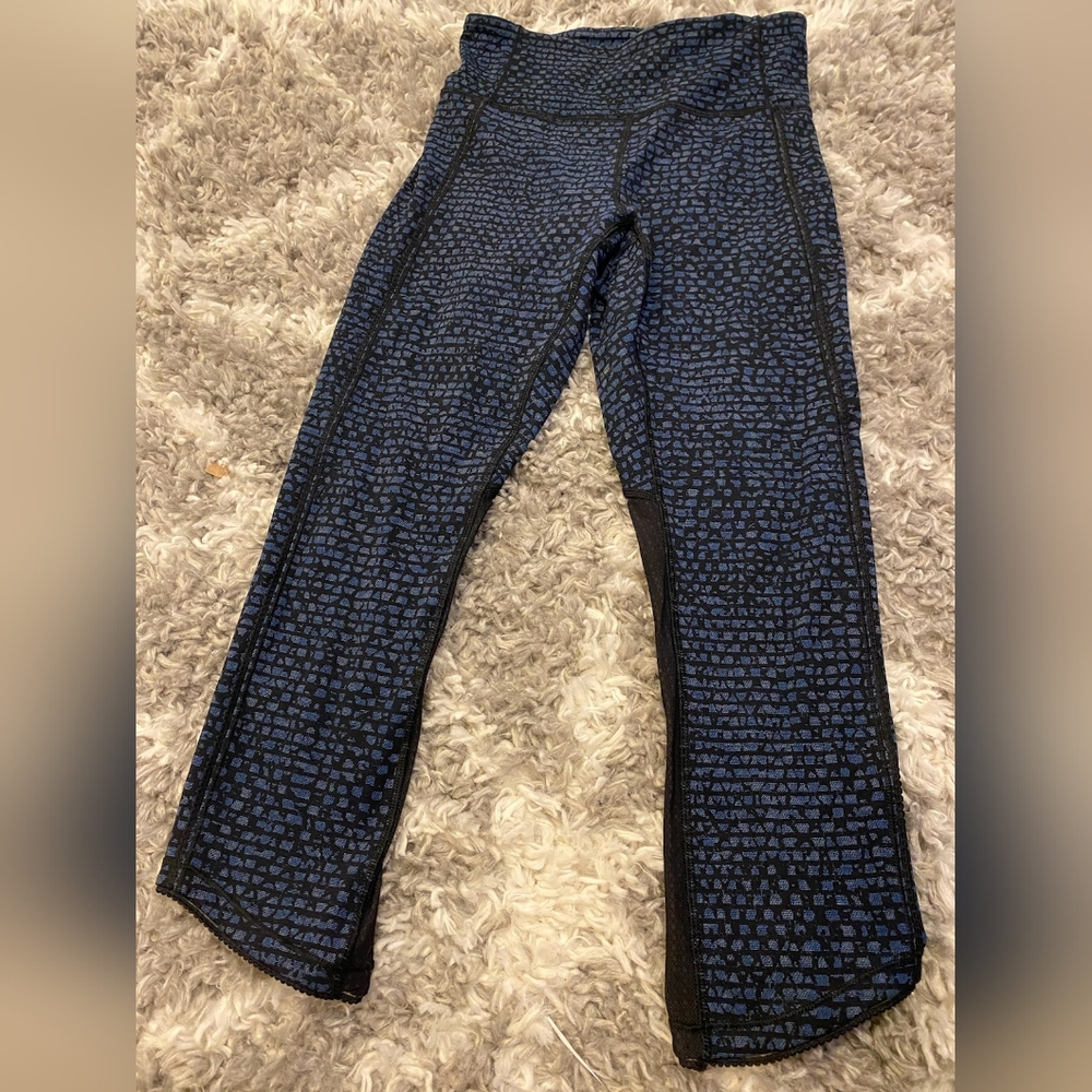 Lululemon size 4 leggings mesh on side and back